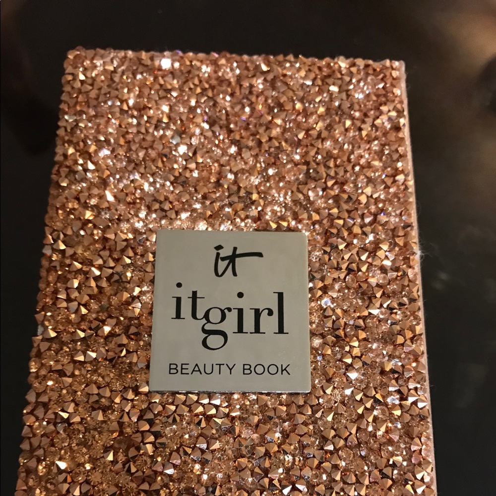 LIMITED CONDITION IT COSMETICS BEAUTY BOOK.